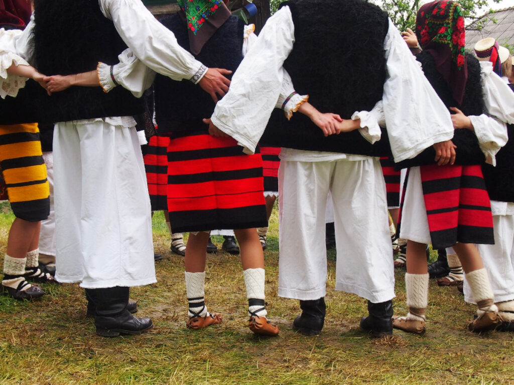 romanian dance costumes