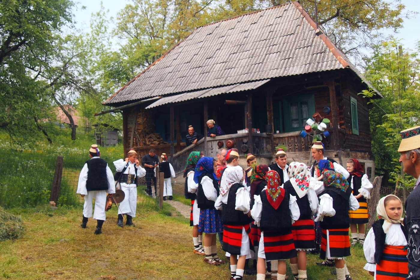 romania people dancing